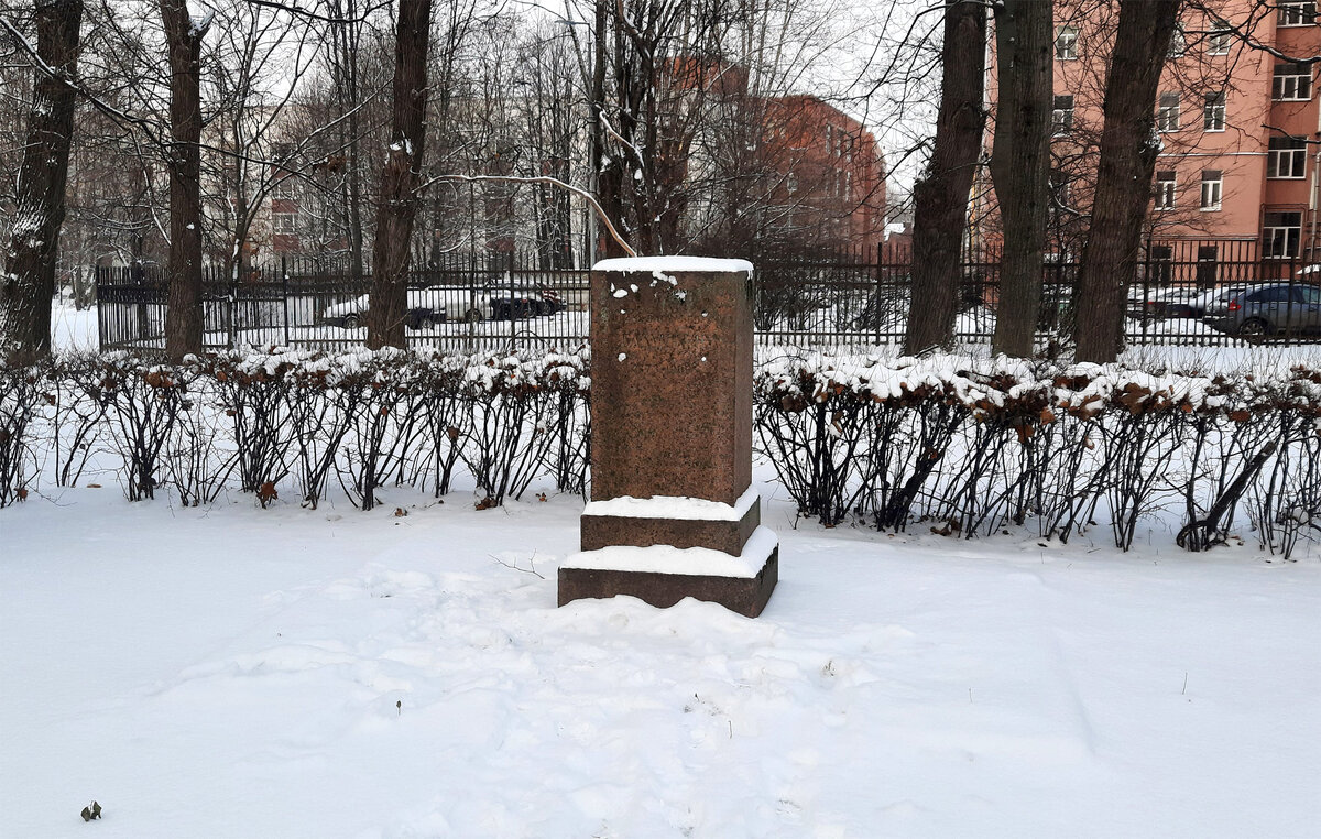Постамент в парке Бабушкина, откуда украли бюст революционера