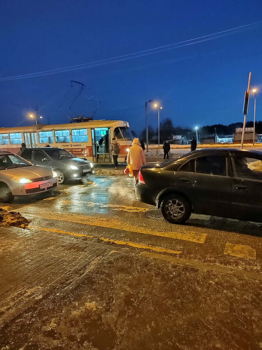 Утром ещё темно, вечером уже стемнело.