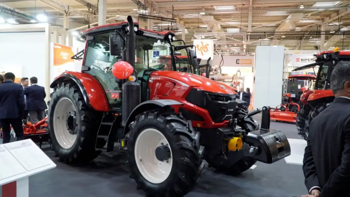 Фото: farmer.pl (авторские права: Камиль Павловский)Турецкий трактор Basak 5120 на выставке Agritechnica 2023