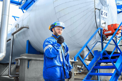   Сотрудник «Газпромнефть – смазочные материалы» ©Дмитрий Верхоробин