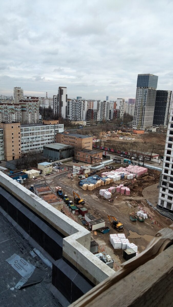 Вид с жилого комплекса где я работал. Октябрь, когда я только приехал. Ещё нет снега.