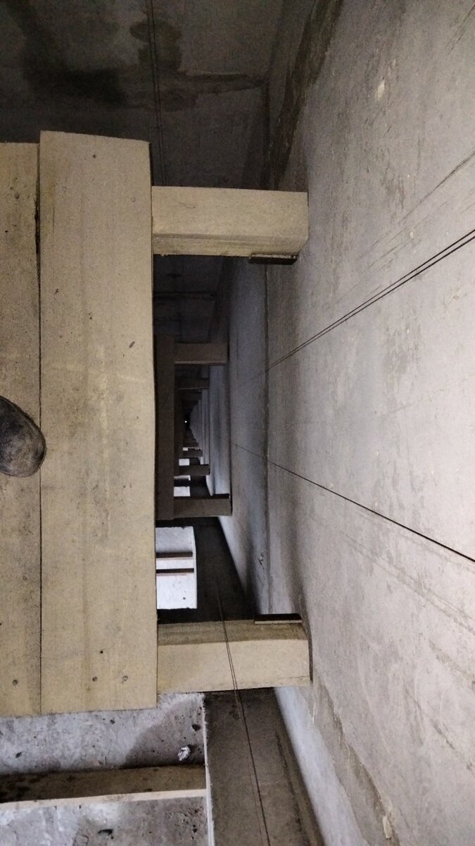 Вы видите настилы в шахте лифта которые я с помощью других людей установил за пару дней. Вы можете представить высоту так сказать наглядно. Нахожусь на 15 этаже.
