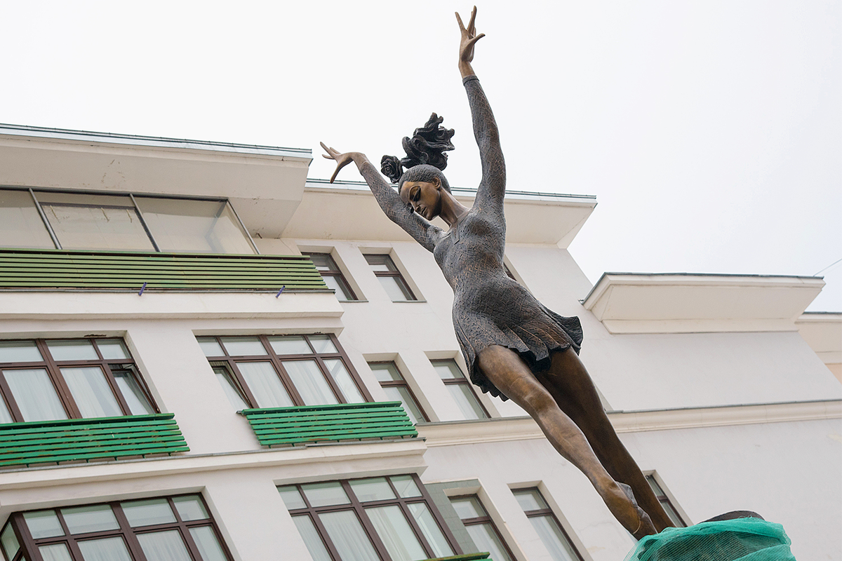 Майя плисецкая москва. Памятник Майе Плисецкой в Москве. Памятник Майе Плисецкой на большой Дмитровке. Майя Плисецкая скульптура. Памятник Майе Плисецкой в Москве фото.