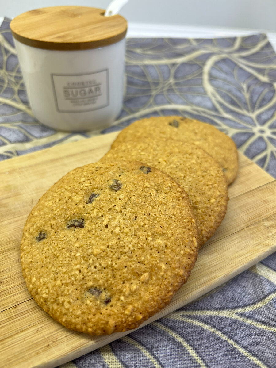 Текстурная печенька с игривыми нотками изюминок. 