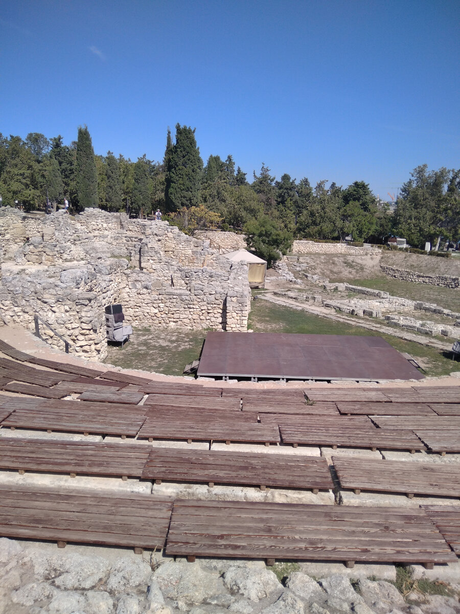 Амфитеатр. Находится за зданием Античной экспозиции (центр Херсонеса) 
