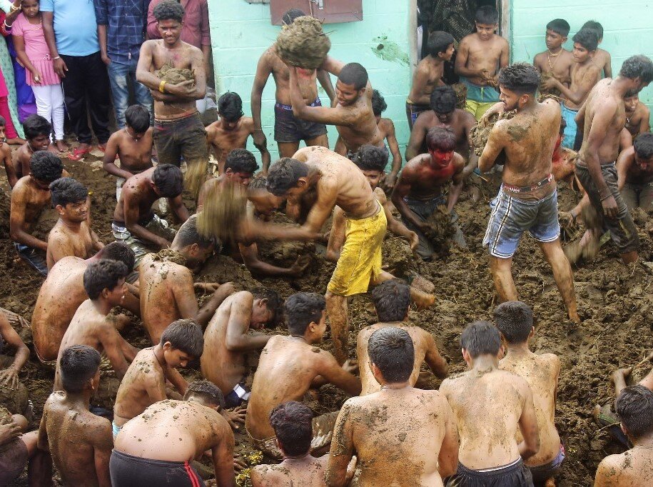Горехабба - праздник коровьего навоза. Фото с сайта https://www.thejakartapost.com/