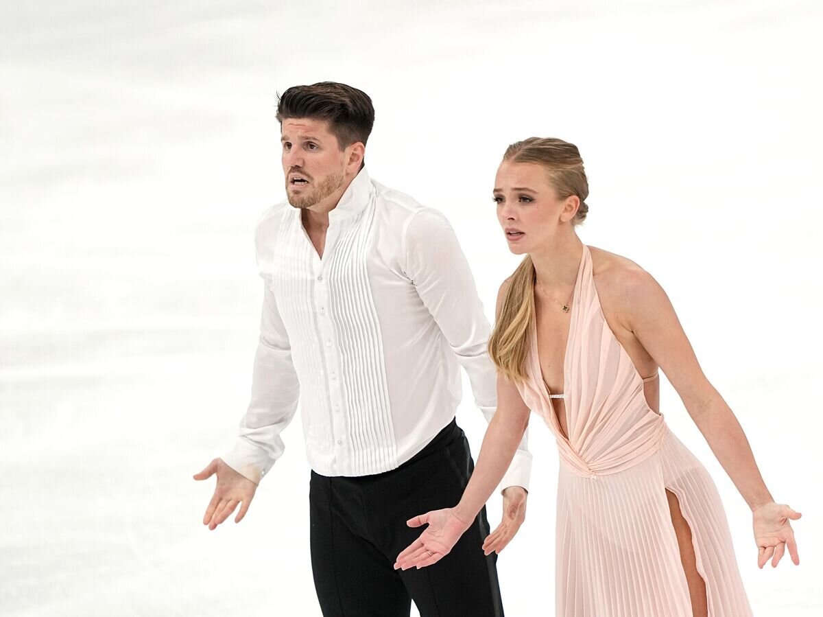    Александра Степанова и Иван Букин выступают с произвольной программой танцев на льду на III этапе Гран-при России "Красноярье" по фигурному катанию в Красноярске.© РИА Новости / Александр Вильф