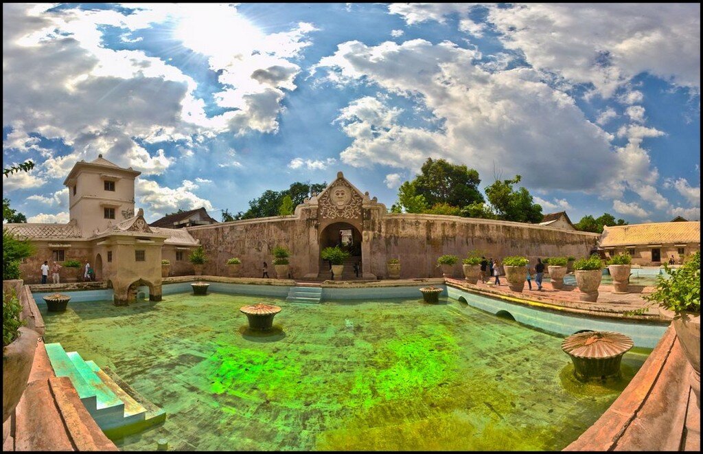 https://livingnomads.com/wp-content/uploads/2016/12/20/taman-sari-water-castle.jpg