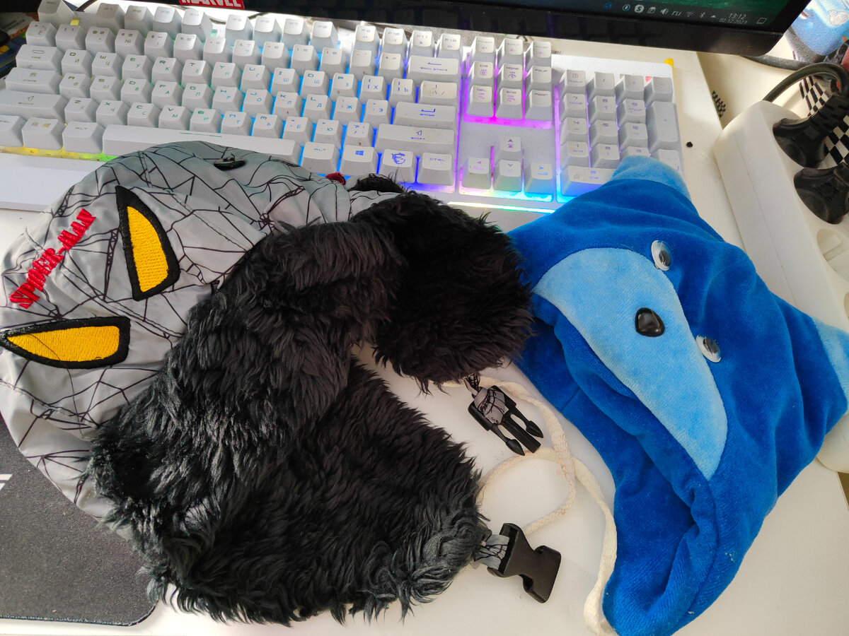 Шапки, нашедшие отклик у наших детей с РАС. Фото сделано мной.