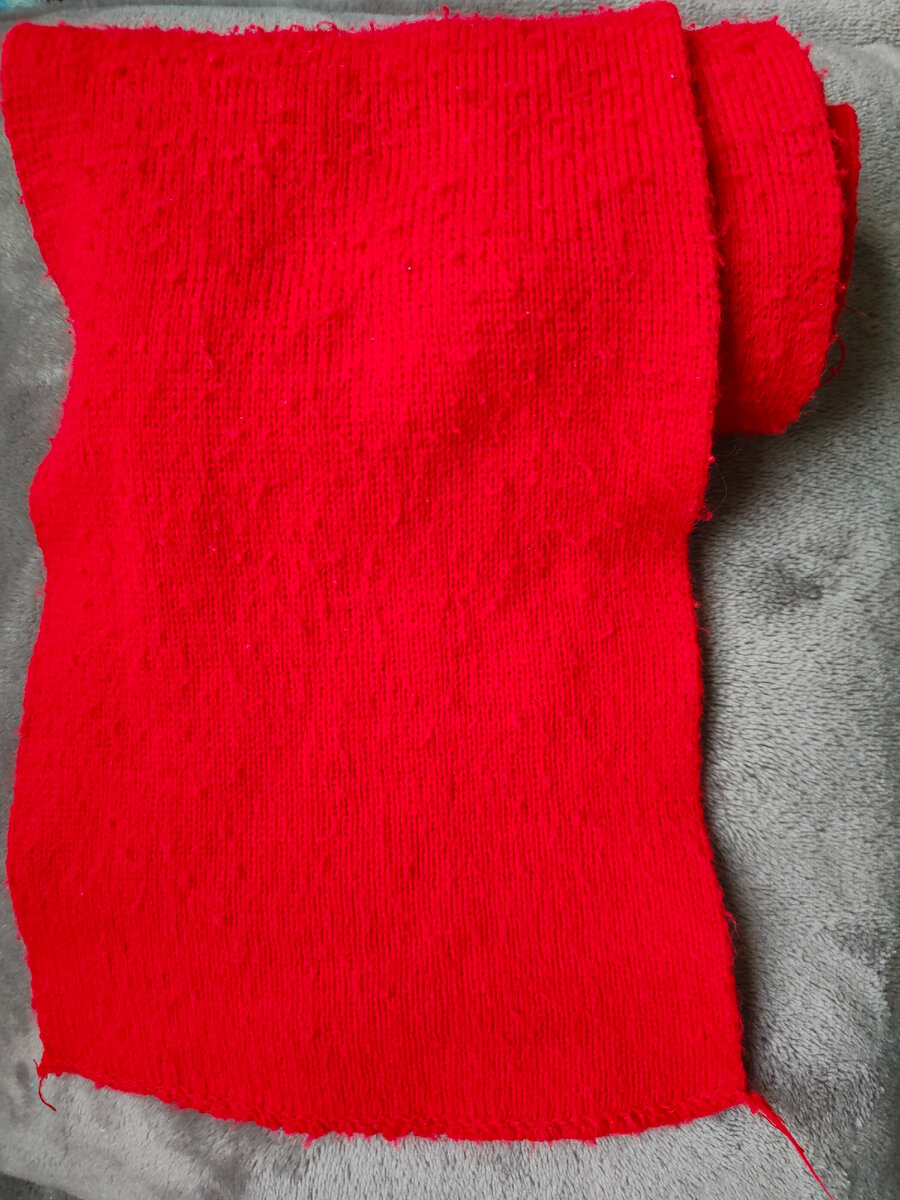 Самый популярный шарфик у наших детей в детсадовском возрасте — вот такой простой, но все еще мягкий шарф. Конечно, красный! Его обожает и младший сын 5 лет, несмотря на то, что старшие браться с РАС его уже затаскали. Фото сделано мной.