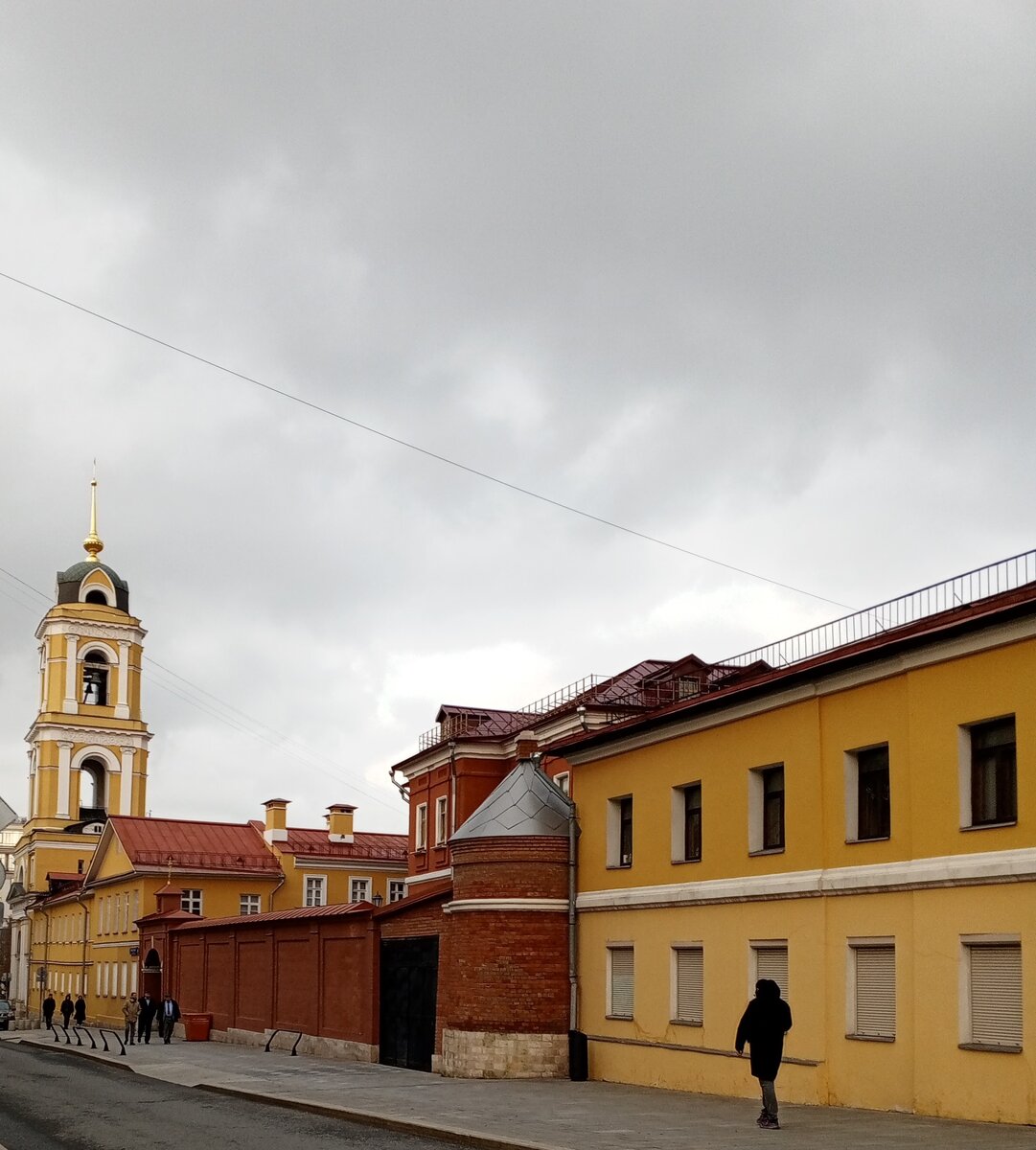 Улица Рождественка. Колокольня Богородице-Рождественского монастыря. Фото автора