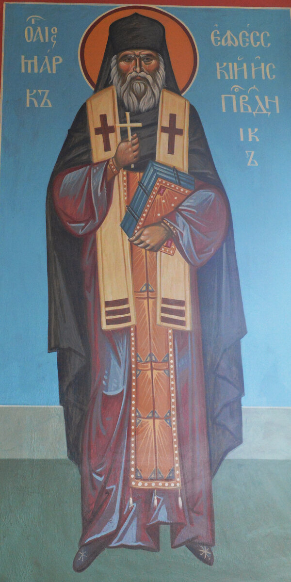 Храма Успения Пресвятой Богородицы "за верхом" г. Калуга. На северной стене четверика   изображен в полный рост святитель Марк Ефесский. На голове у него клобук, символизирующие терновый венец Спасителя; на плечах — омофор — длинный лентообразный плат, украшенный крестами, который является обязательной частью облачения епископа. Омофор символизирует заблудшую овцу, которую евангельский добрый пастырь несет на своих плечах домой. В левой руке Евангелие, а в правой руке, как исповедник веры, держит крест. 