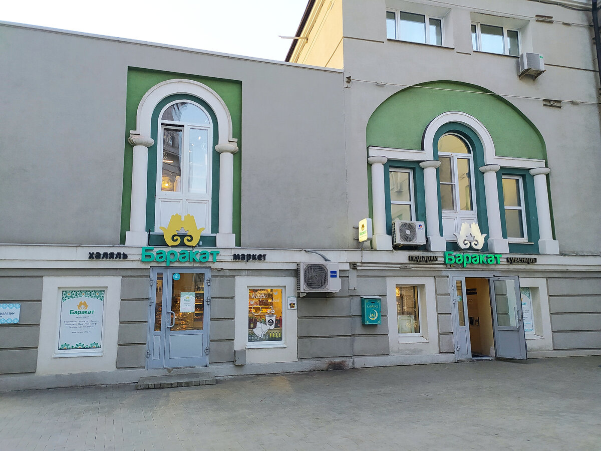 Магазинчики на территории /фото автора (чтобы посмотреть что там продается листайте далее)