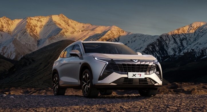 Автомобиль Kaiyi X7 Kunlun на фоне гор Куньлунь.