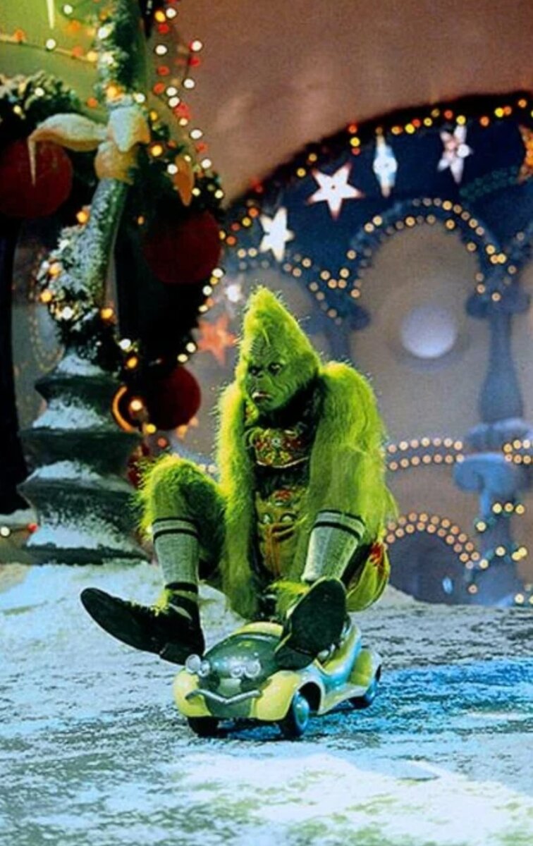 Фильм Рона Ховарда, основанная на одноименной книге знаменитого детского писателя Доктора Сьюза, рассказывает об одном из жителей выдуманного города Ктограда — зеленом и волосатом существе по имени Гринч. В отличие от других горожан, которые обожают Рождество и празднуют его с настоящим размахом, он ненавидит праздник. Это время года напоминает ему об одиночестве и том, как ктоградцы не принимают не похожего на них монстра и считают его изгоем. Однажды, устав смотреть на счастье горожан, он решает испортить всем Рождество — украсть подарки и снять украшения с домов. Роль Гринча в фильме исполнил Джим Керри. 