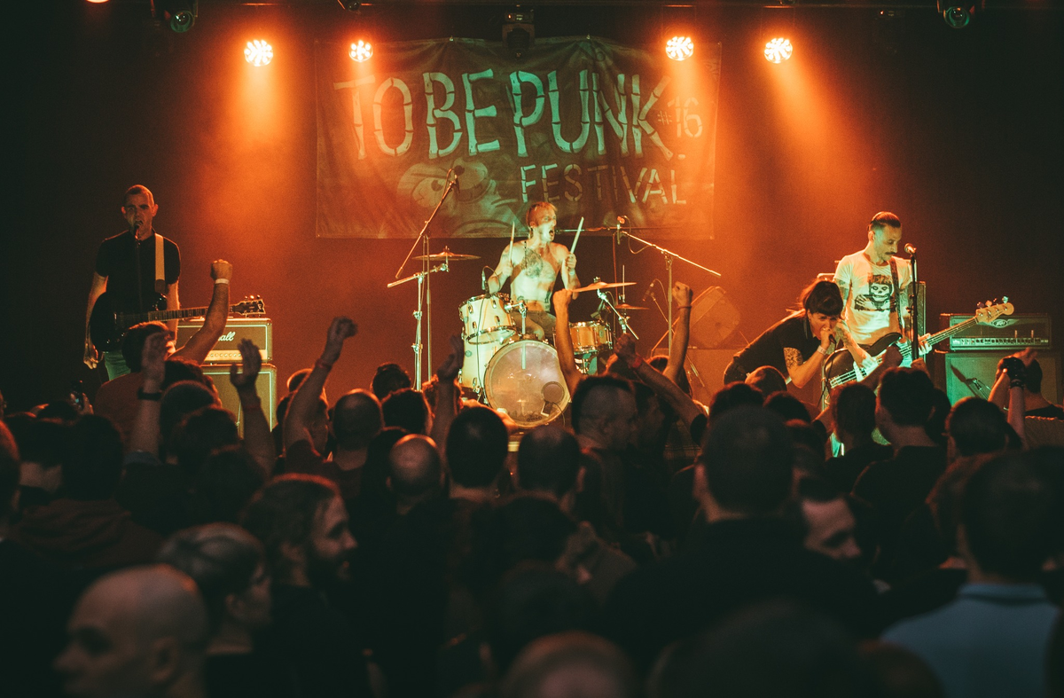 Выступают французские панки Cran