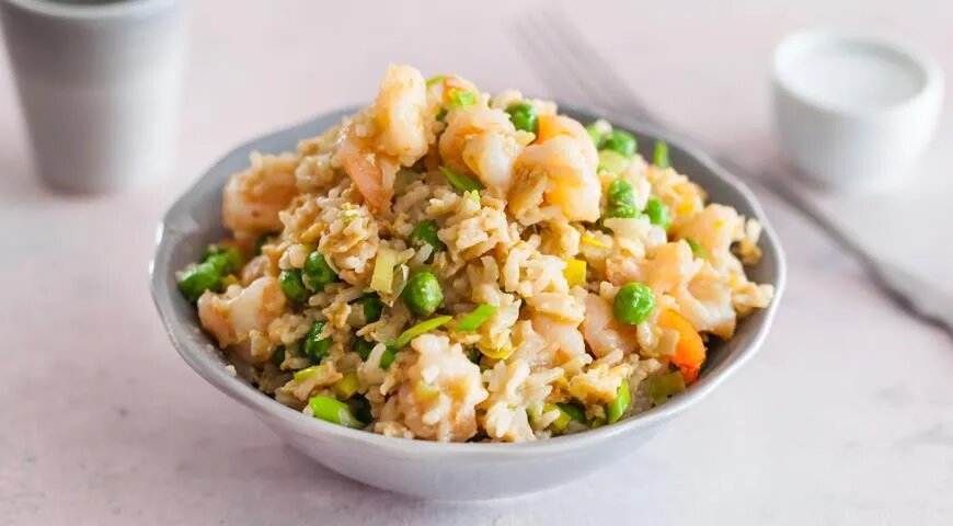 Жареный рис с креветками и овощами