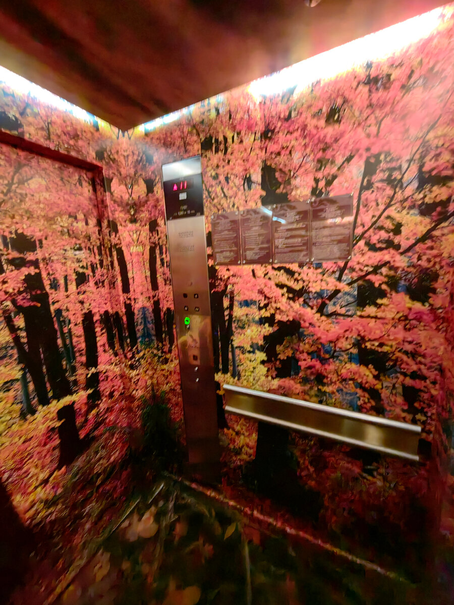 На противоположной стене зеркало, которое расширяет объем и добавляет сюрреалистичных ощущений