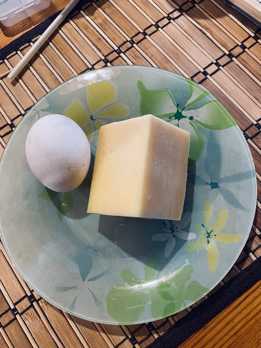 150 гр сыра рядом с небольшим яйцом выглядит так. Для тех, кому лень взвешивать, а будет резать на глаз. Везде фото автора.