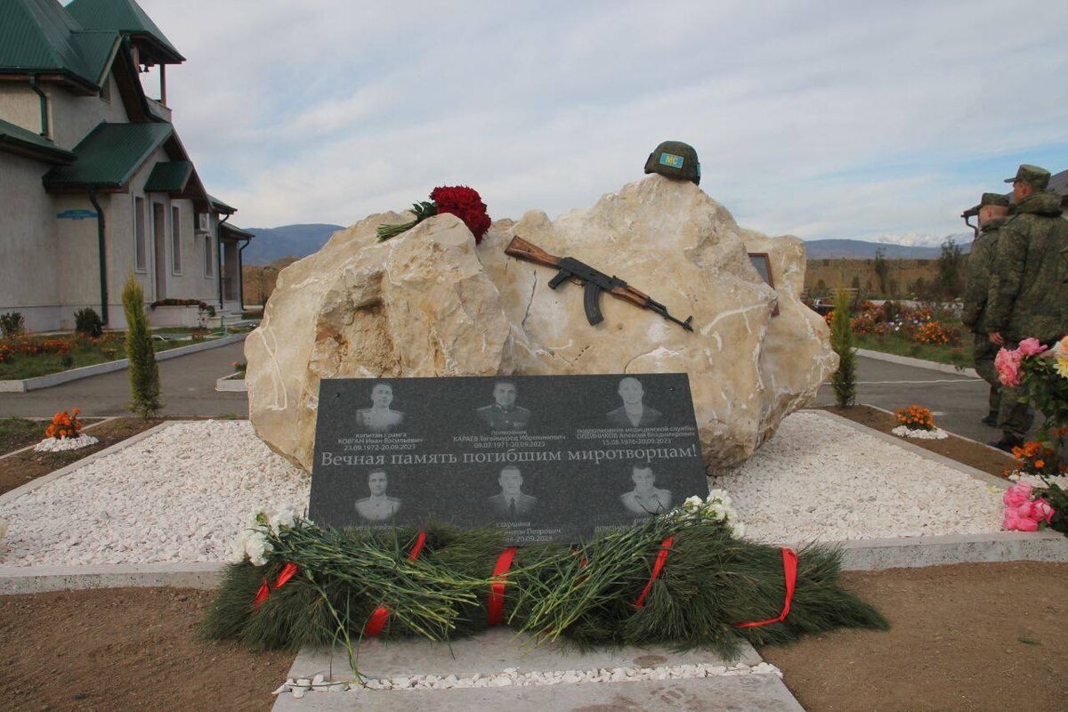 25 ноября 2023 г. в Нагорном Карабахе открыли мемориальный памятник в честь погибших российских миротворцев