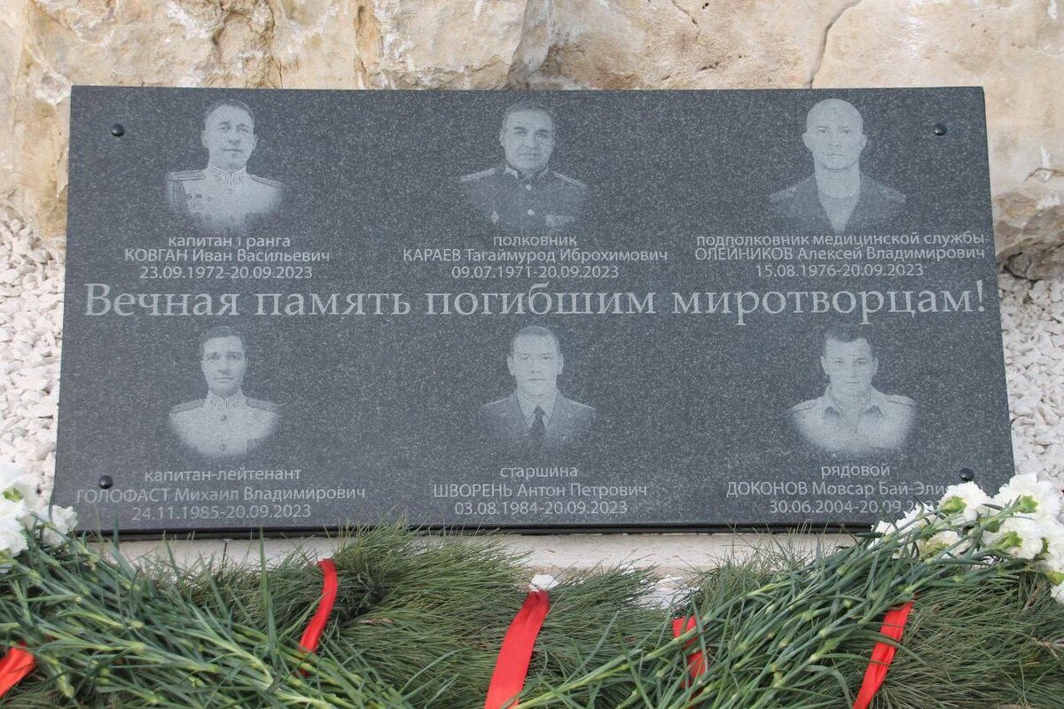 Сегодня в Нагорном Карабахе открыли мемориальный памятник в честь погибших российских миротворцев.-3
