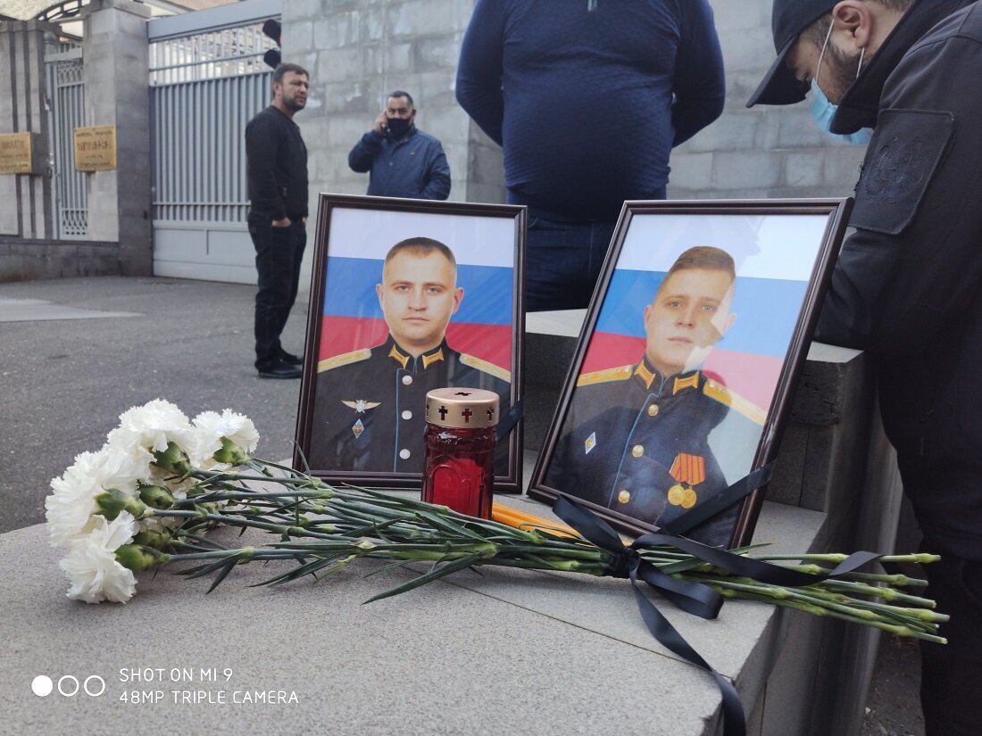 Погибли два члена экипажа – командир, майор Юрий Ищук и бортовой авиационный техник, старший лейтенант Роман Федина