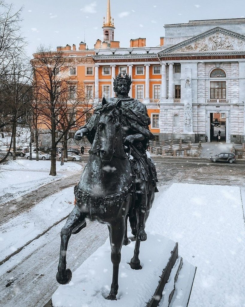 Памятник перед михайловским замком. Памятник Петру 1 в Санкт-Петербурге у Михайловского замка. Бартоломео Карло Растрелли Конная статуя Петра 1. Памятник Петру 1 у Михайловского замка. Памятник Петру у Михайловского замка.