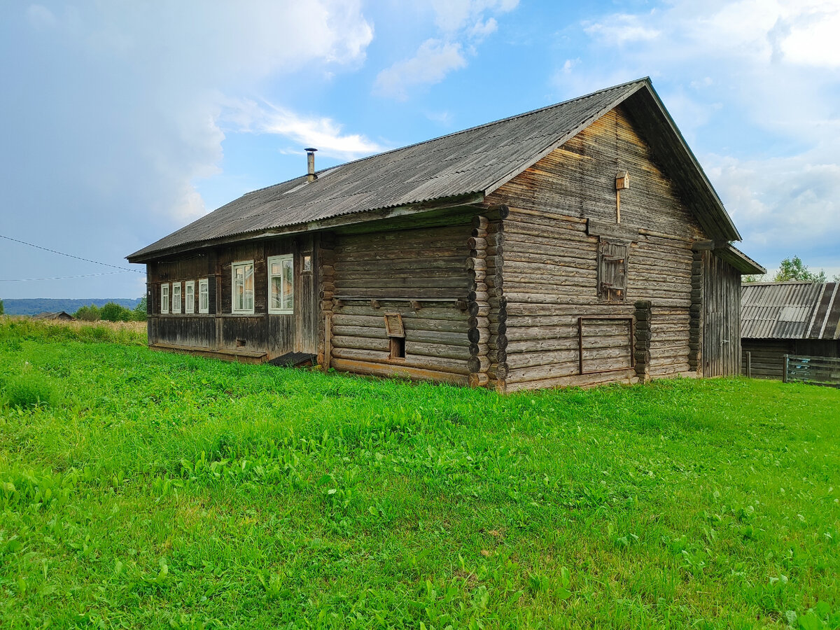 Тот самый дом, снимок сделан этим летом. Дом и хлев для скотины под одной крышей