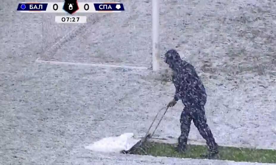    Условия для футбола в Калининграде не способствуют просмотру футбола с телеэкрана. Фото: Скриншот трансляции «Матч Премьер»