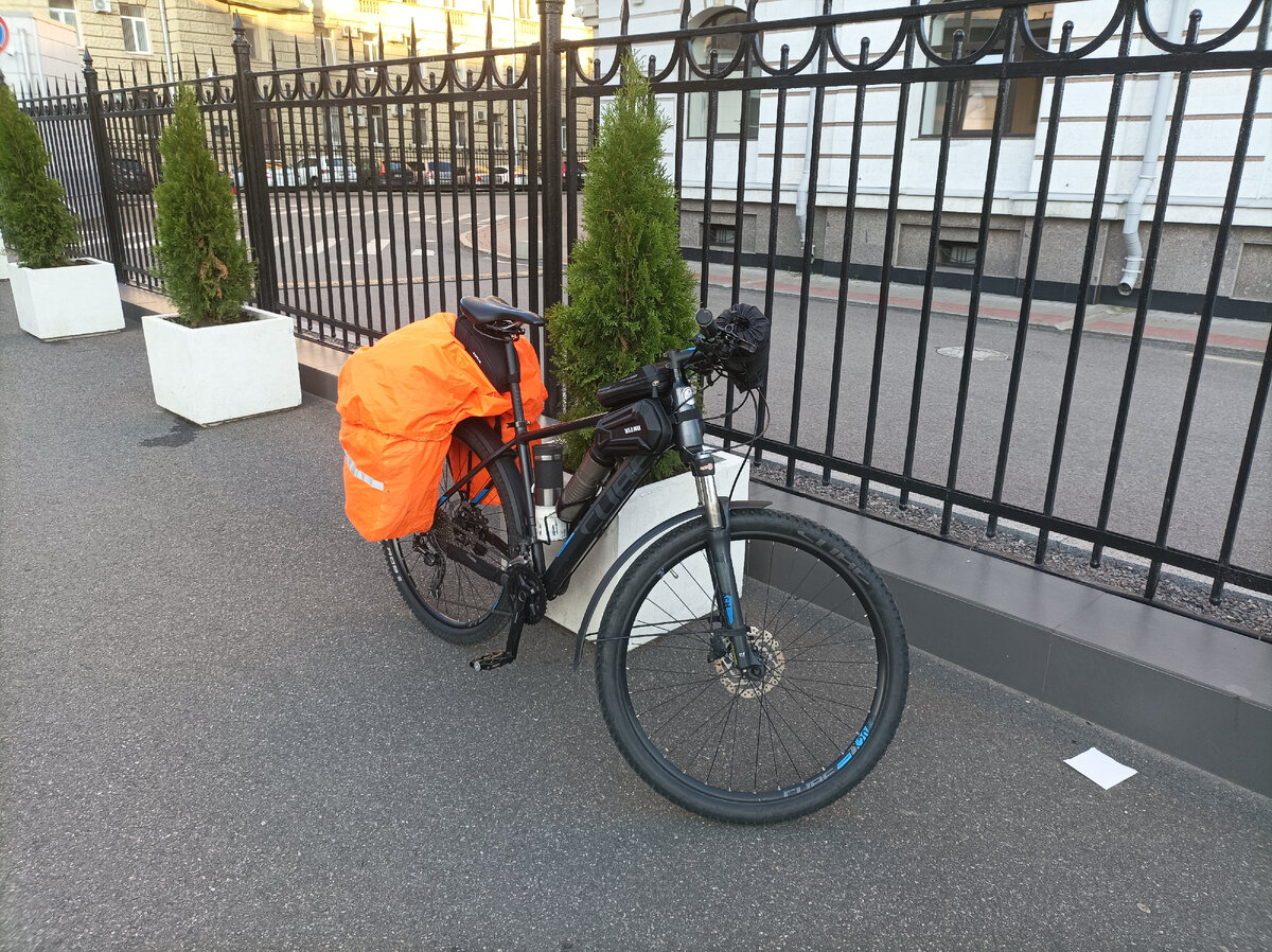 У Московского вокзала в Петербурге. Готовность №1.