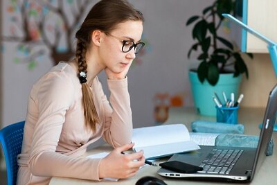    Девушка в очках за ноутбуком © Сайт мэра Москвы