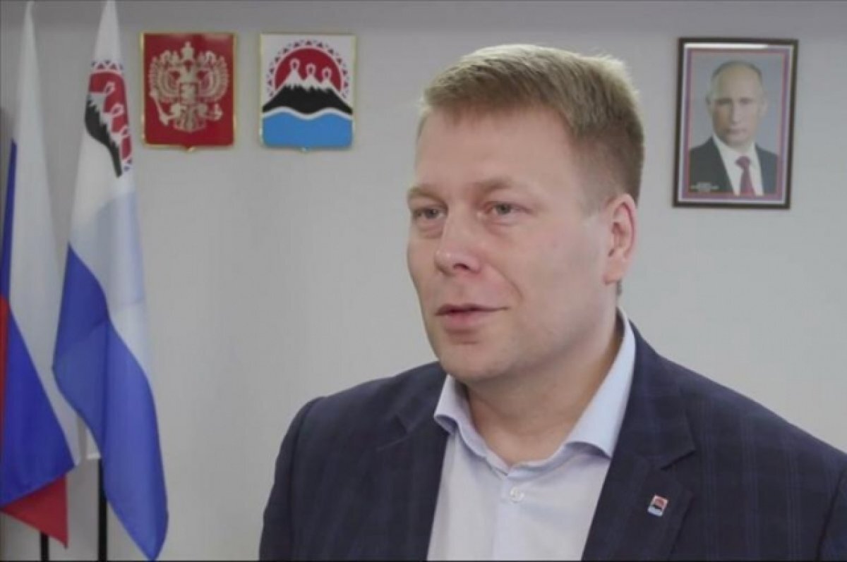    Глава Минздрава Камчатки оказал помощь двум пассажирам на борту самолета