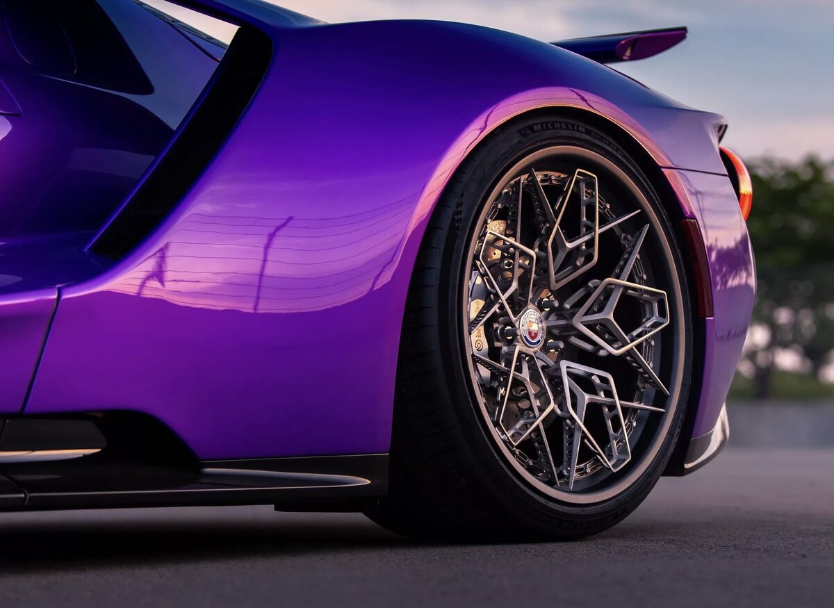 Генри Форду приписывают утверждение, что 80% красоты автомобиля — это его колёса. Этот тезис легко подтвердить, установив на машину идеально подобранные или, напротив, совершенно не подходящие ей диски. Когда-то мы предлагали вам опознать машину по её колёсным дискам или колпакам, а сегодня предлагаем окунуться в мир необычных, запоминающихся и даже культовых колёс известных сторонних производителей этой отрасли.