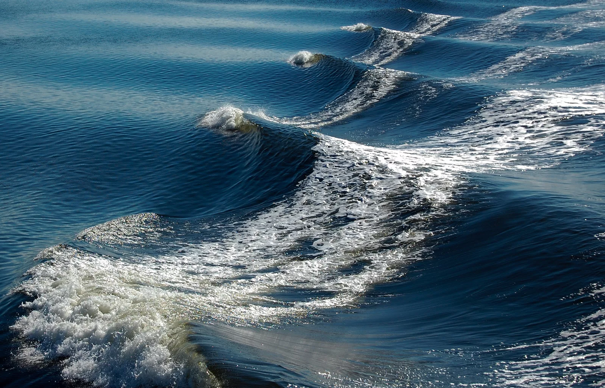 Явления в море. Водоворот Сальстраумен. Гольфстрим водоворот. Речная волна. Океан волны.