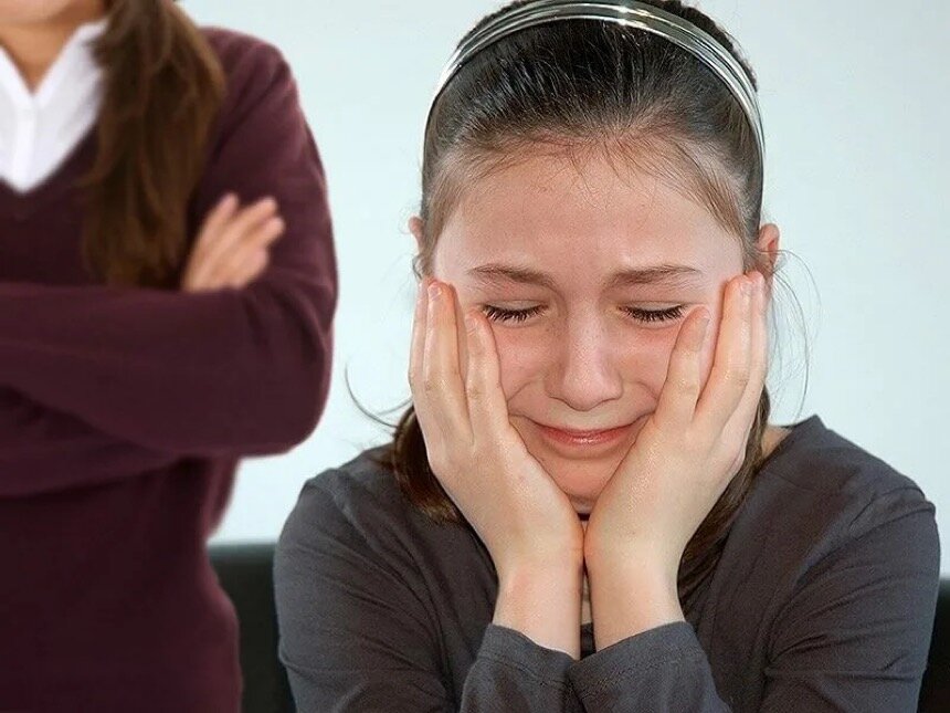 человек в стрессе. психолог в растерянности. эмоции подростков. расстроенная женщина. страдающая женщина.