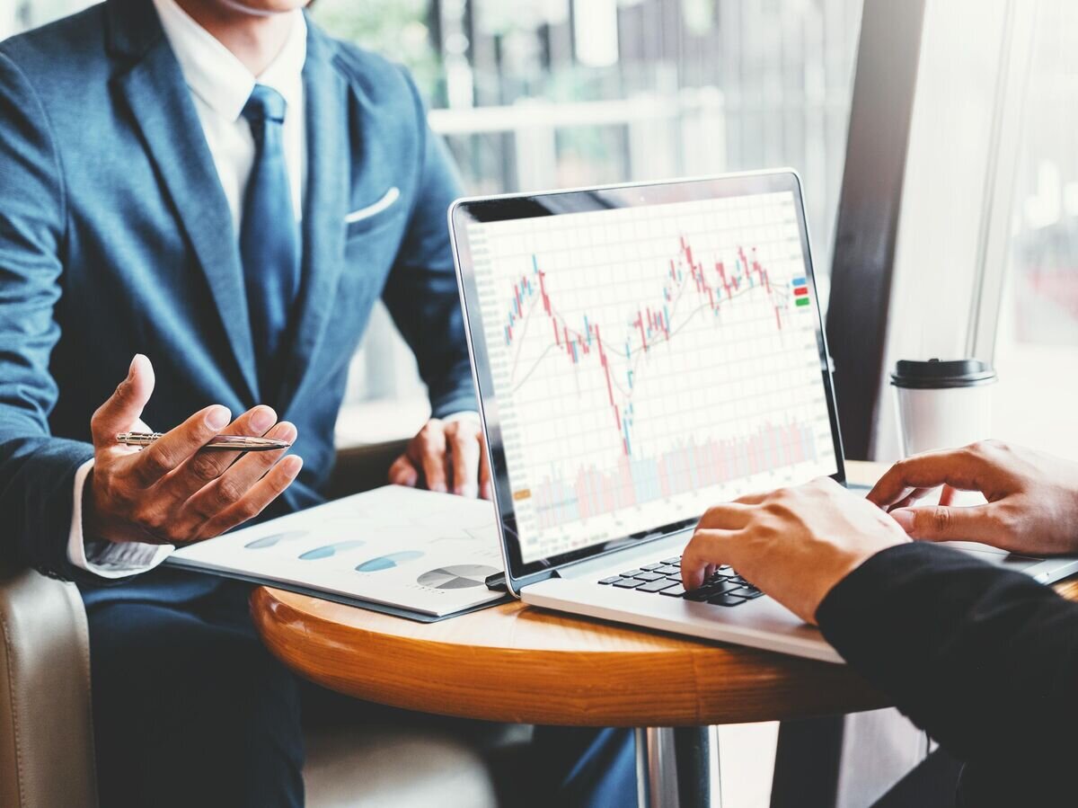    Инвестиционные предприниматели осуждают графики© iStock.com / SARINYAPINNGAM