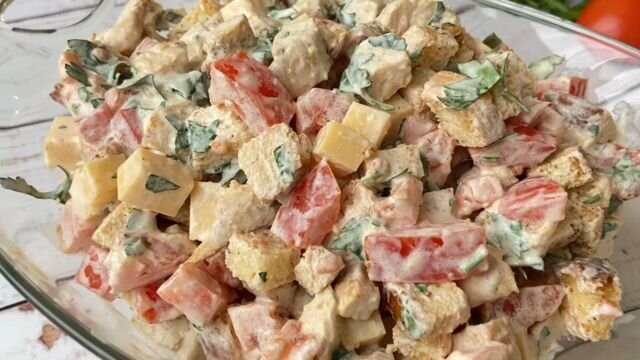 Салат «Вкусный» с куриным филе, сыром и сухариками