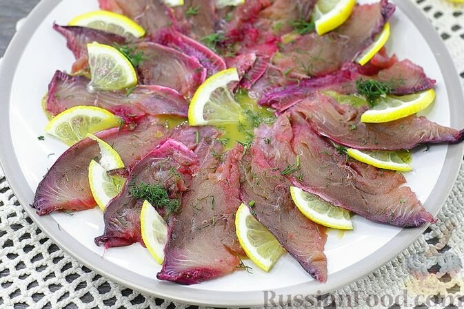 скумбрия, свекла, зелень укропа, соль, сахар, перец чёрный молотый, горчица, сахар коричневый, уксус винный белый, масло оливковое, соль, лимон