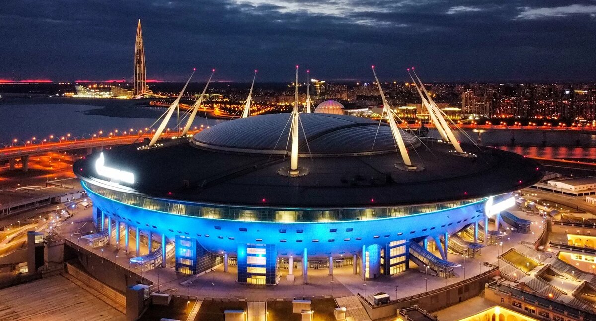 Стадион в Петербурге - единственная крытая футбольная арена в России. 