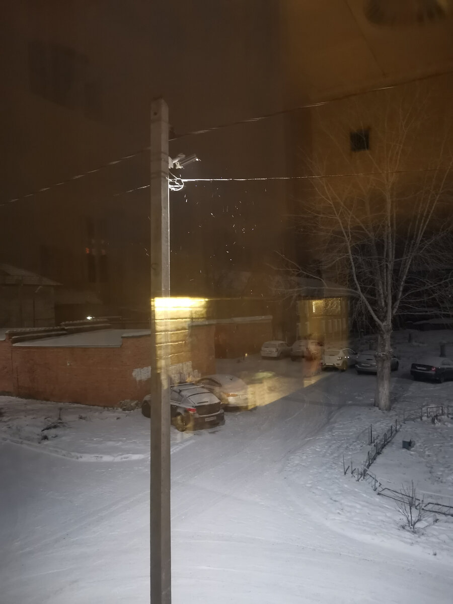 Там свет и кирпичики белые это в окне отражается кусок моей кухни )) 