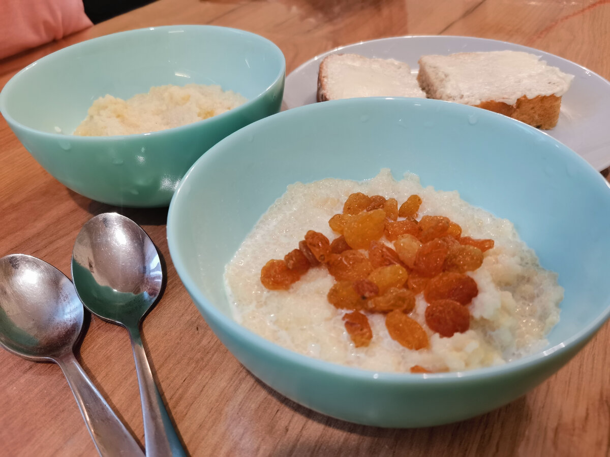 Это кускус. У меня с изюмом, у Леры просто с маслом. 