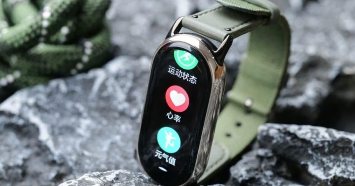 Xiaomi Mi Band 9: дата выпуска, характеристики и обзор Автор: Никита Кирин | Комментариев нет | Ноя 24, 2023 Мы поделимся всем, что вам нужно знать о Mi Band 9. Многие люди ждут, когда этот фитнес-браслет Xiaomi Mi Band 9 станет официально доступен. На данный момент, ни внешний вид, ни технические характеристики Mi Band 9  неизвестны. Несмотря на это, мы возлагаем большие надежды на этот умный браслет. Устройство Mi Band 9 Форма Прямоугольная Измерение 45*29,6*12 мм Масса 25 г Цвета Черный, зеленый, синий, розовый, белый, оранжевый Дисплей AMOLED Размер экрана 1,72 дюйма Разрешение экрана 456*280 пикселей Совместимая ОС Андроид и iOS Датчики Датчик сердечного ритма Датчик G Bluetooth Версия 5.2 GPS Да НФК Да Bluetooth-вызовы Да Мультиспортивный режим Да Монитор сердечного ритма Да Монитор кислорода в крови Да Монитор сна Да Водонепроницаемый 5АТМ водонепроницаемый Дополнительные возможности Сидячее напоминание Монитор сна Тревога Барометр Регулировка яркости Емкость батареи 250 мАч Обычное использование 7-10 дней Имя приложения Зепп Лайф Ремень Силикон Цена — Дисплей Mi Band 9 Дисплеи являются неотъемлемой частью электронных устройств. Именно здесь мы находим водонепроницаемый дисплей. Есть вероятность, что он будет прямоугольным. Он имеет AMOLED-дисплей. Этот дисплей имеет размер 1,62 дюйма. Обычно разрешение экрана составляет 490 х 192 пикселей. Водонепроницаемость Mi Display составляет 5 атм. Ми Банд 9 срок службы батареи Аккумулятор – одна из самых важных частей браслета. Именно аккумулятор обеспечивает браслет электроэнергией. Аккумулятор Mi Band имеет емкость 200 мАч. При полной зарядке он может работать 7-10 дней. В комплект поставки этого браслета-аккумулятора входит силиконовый ремешок. Дата выхода Mi Band 9 Мы сообщим вам ожидаемую дату релиза, на основании предыдущих релизов. Напомним, что официальной даты, когда он выйдет в свет, на данный момент нет. Ожидается, что Mi Band 9 выйдет в январе 2024 года. Невозможно точно предсказать, какие функции будет иметь Xiaomi Mi Smart Band 9, поскольку до его выпуска еще много времени и данные не успели просочится. Но мы будем продолжать информировать вас и держать в курсе по мере поступления информации. Подробнее: https://fitnessbit.info/fitnes-novosti/mi-band-9-2024-data-vypuska-harakteristiki-i-obzor/