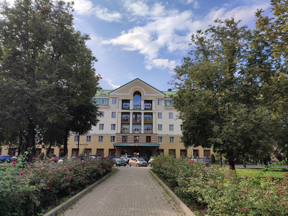 Прямо перед ним находится север имени Лени Голикова