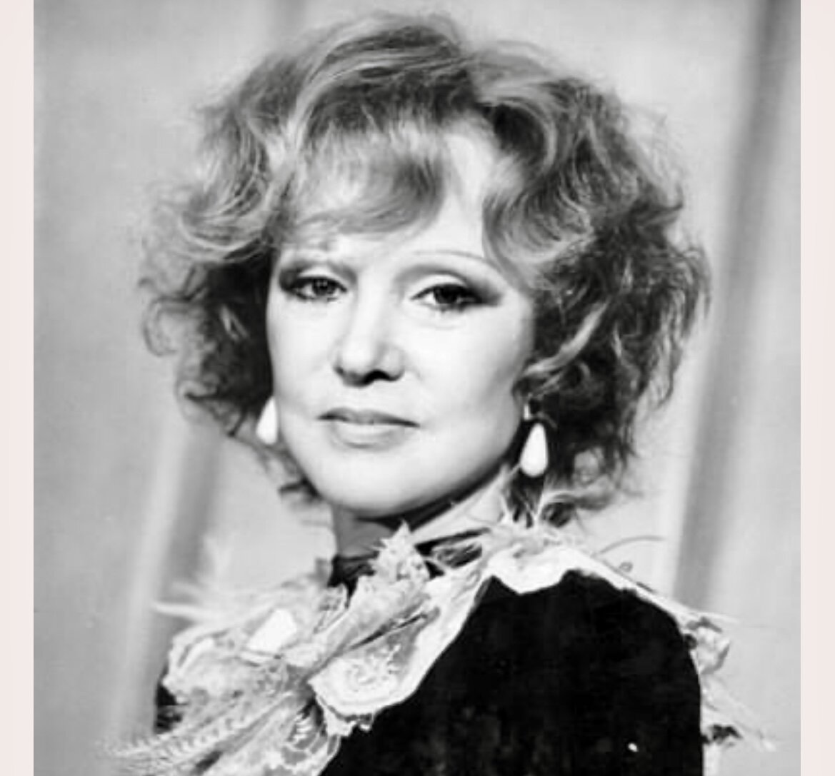 Фото из открытых источников Яндекс. Все думали что это её природная стройность, но она с молодости установила свой режим питания. Людмила Гурченко генетика или диета