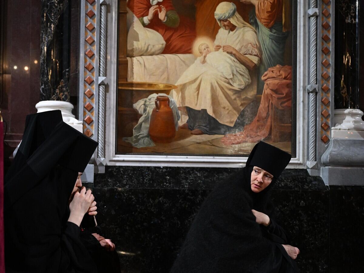    Монахини в храме Христа Спасителя© РИА Новости / Павел Бедняков