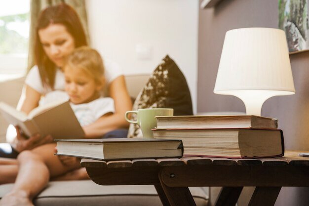 Изображение от <a href="https://ru.freepik.com/free-photo/books-cup-lamp-standing-on-table_1263440.htm#page=2&query=%D0%9C%D0%B0%D0%BC%D0%B0%20%D1%87%D0%B8%D1%82%D0%B0%D0%B5%D1%82%20%D0%B4%D0%B5%D1%82%D1%8F%D0%BC&position=21&from_view=search&track=ais&uuid=e6fe0e20-9ebf-41e3-a336-c52e137e01ee">Freepik</a>