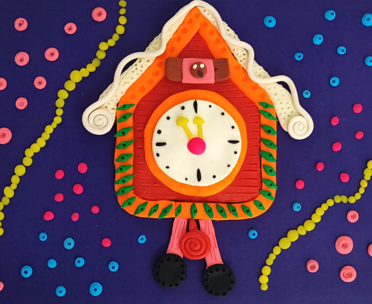Готовый вариант аппликации из пластилина на цветном картоне Новогодние часики.