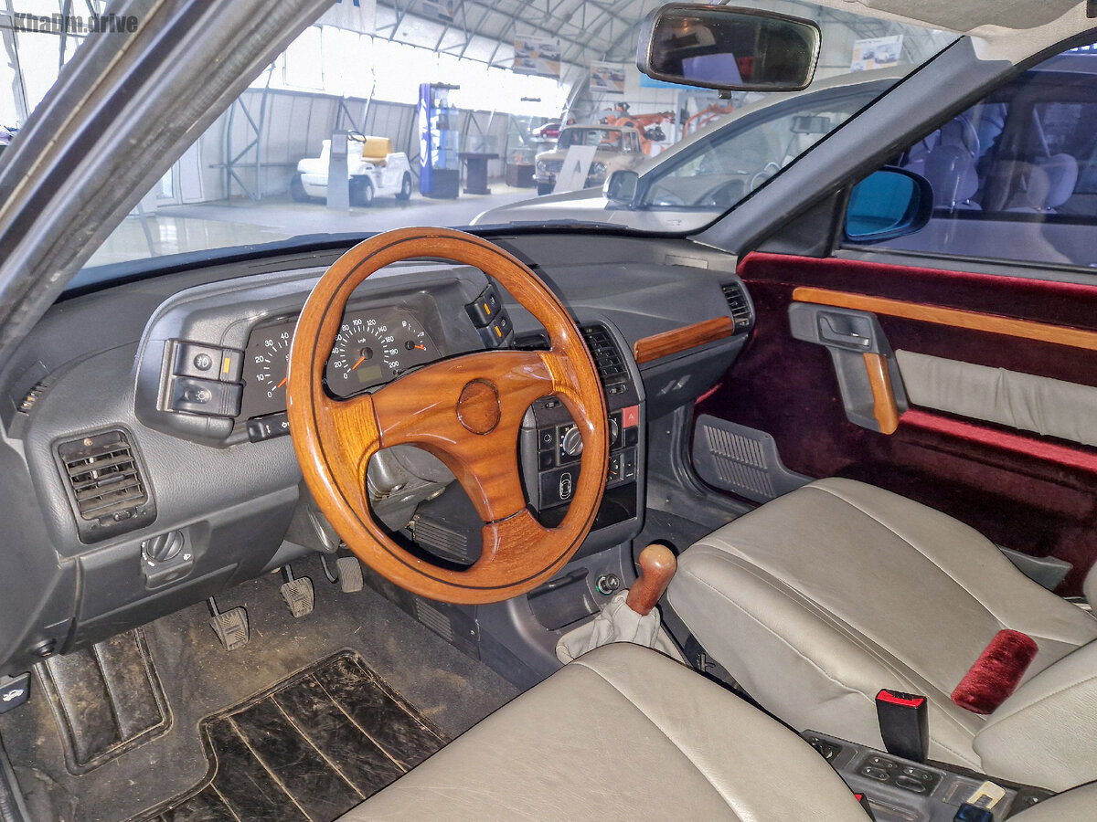 Нет, это не колхоз. Так всё всегда и было. Велюровые двери и кожаные кресла сочетаются (а точнее не сочетаются) с дубовым серым пластиком торпедо.