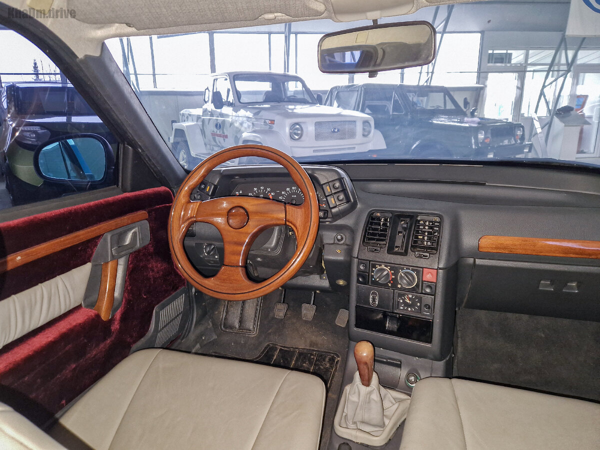 Торпедо, как видите, не отличается от торпедо ранних автомобилей ВАЗ-2110. Единственный её уличшайзинг, это роскошный кусок дерева приклеенный над бардачком.