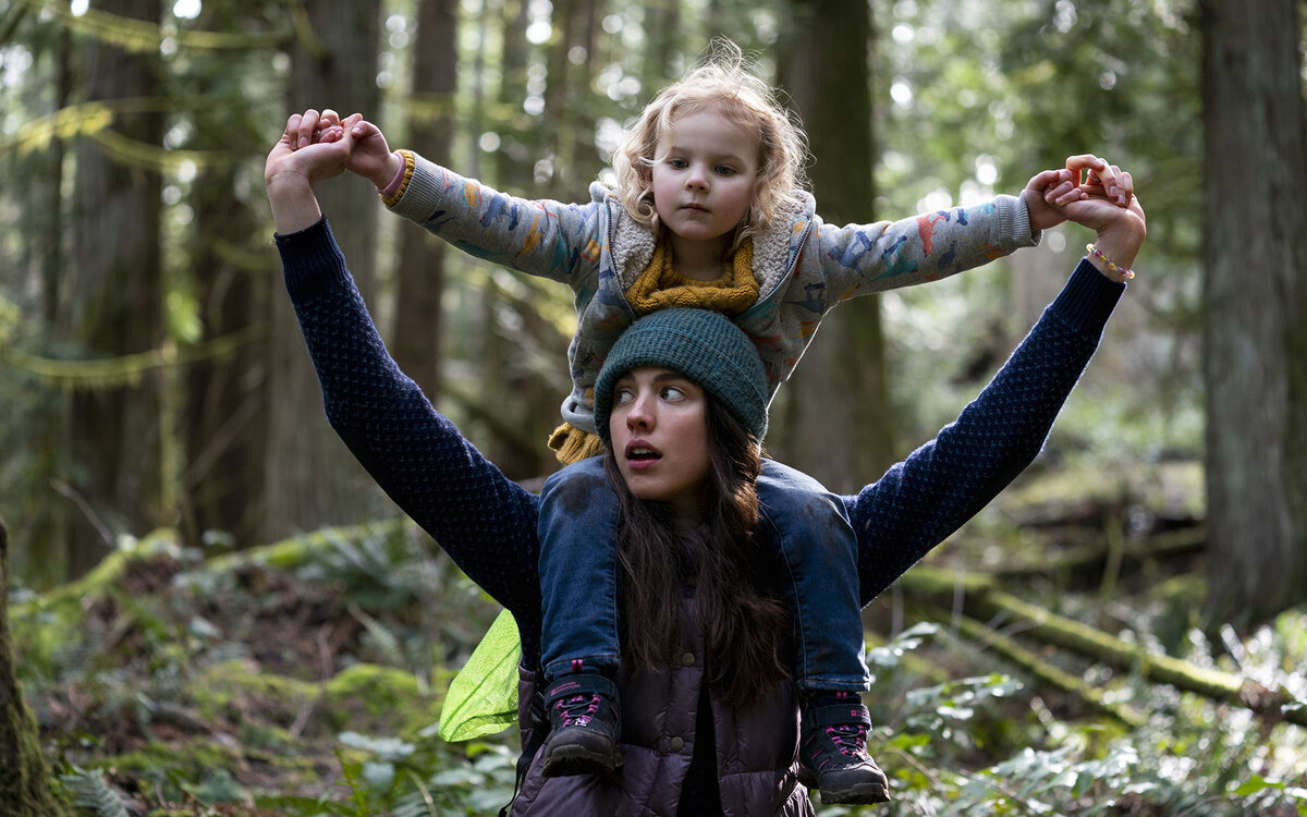 Кадр из сериала «Уборщица. История матери-одиночки», 2021